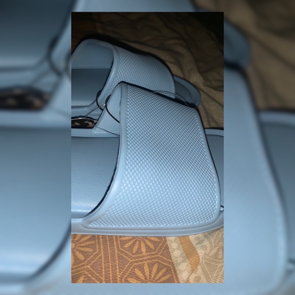 Women baby blue slippers size 7 supper comfortable and never worn! - Picture 2 of 3